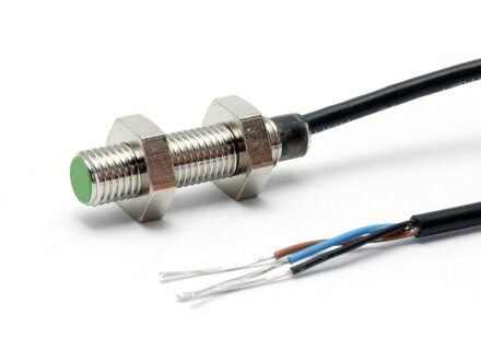 Sensor inductivo IP67 con cable de 5 m, cierre PNP (NO), rosca metálica M8, enrasado, distancia de conmutación 2 mm