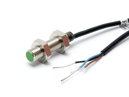 Sensor inductivo IP67 con cable de 5 m, contacto de ruptura PNP (NC), rosca metálica M8, enrasado, distancia de conmutación 2 mm